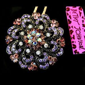 💟 Betsey Johnson NEW Beautiful crystal flower Pendant Necklace 💟